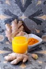 Имбирный апельсиновый смузи с куркумой — стоковое фото