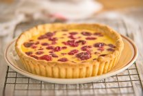 Raspberry tart with vanilla cream — Stock Photo