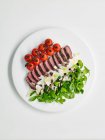 Bistecca saracinesca con pomodorini, rucola e parmigiano — Foto stock