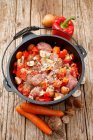 Putengulasch mit Paprika, Champignons und Topinambur (ungekocht)) — Stockfoto