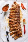 Нарізані яловичі ребра в домашньому соусі з барбекю — стокове фото
