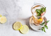 Iced tea with mint and lime — Stock Photo
