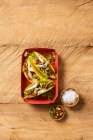 Жареная курица с овощами и соусом на деревянном фоне — стоковое фото