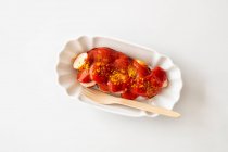 Salsicha curry em um prato de porcelana — Fotografia de Stock