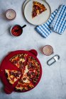 Піца на дровах з пепероні та фіолетовим латте, подається з соусом чилі та пивом — стокове фото
