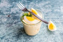 Salada de ovo em um copo com um garfo — Fotografia de Stock