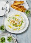Tzatziki con insalata di cetrioli e pane tostato — Foto stock
