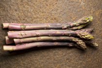 Vista ravvicinata degli asparagi viola — Foto stock
