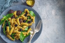 Pasta Rotini con polpette, asparagi e olive — Foto stock