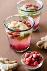 Bebidas de gengibre e cranberry com mel e limão — Fotografia de Stock