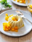 Panna cotta con compota de mango - foto de stock