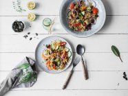 Здоровый салат из киноа со свежими овощами (см. сверху)) — стоковое фото
