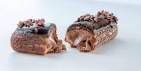 Тёмный шоколадный эклер — стоковое фото