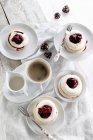Mini merengues com creme e cerejas — Fotografia de Stock