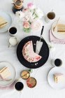 Um bolo de creme de morango na mesa de primavera colocada para café — Fotografia de Stock