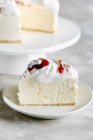 Vanilla coconut cheesecake with strawberry and whipped cream — Stock Photo