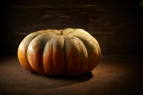 Abóbora halloween e abóboras de outono em fundo de madeira preta. Conceito de acção de graças. espaço de cópia — Fotografia de Stock