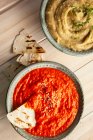 Chilipaste mit Sesam und Fladenbrot — Stockfoto