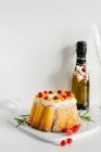 Оранжевый торт застекленный и украшенный клюквой на Рождество — стоковое фото