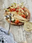 Barramundi alla griglia con finocchio, cavolfiore, pomodorini e peperoncini — Foto stock