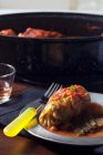 Pacchi di cavolo ripieni con salsa di pomodoro purè — Foto stock