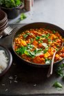 Curry vegetariano con garbanzos, guisantes, tomates, cilantro y queso Paneer indio - foto de stock