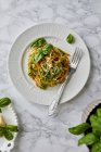 Courgettes crues et nouilles aux carottes avec sauce au pesto basilic — Photo de stock