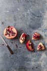 Granatapfel in Stücke geschnitten — Stockfoto