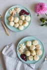 Bolas de requesón o albóndigas perezosas con crema de mascarpone, canela y mermelada para el desayuno - foto de stock