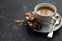 Primer plano de deliciosas galletas y café - foto de stock