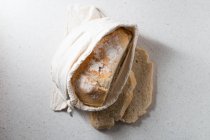 Pan espolvoreado en una bolsa de lino - foto de stock