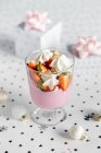 Erdbeer-Mascarpone-Pudding-Dessert mit Baiser und Erdbeeren — Stockfoto