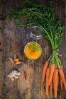 Морковь и куркума с имбирем и чили — стоковое фото