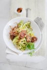 Крупним планом смачний салат з куркою та овочами — стокове фото
