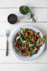 Warmer Süßkartoffelsalat mit Rucola und Kichererbsen — Stockfoto