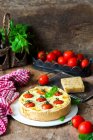 Pizza caseira com tomate, queijo e manjericão em um fundo de madeira. foco seletivo. — Fotografia de Stock