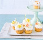 Весенние кексы с сахарными цветами и брызгами — стоковое фото