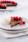 Шоколадний пиріг зі свіжою малиною та збитими вершками — стокове фото