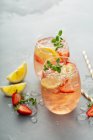 Клубничный лимон с игристыми розовыми коктейлями из сангрии — стоковое фото