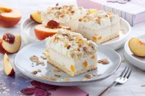 Creamy pie with peach pieces and almonds — Stock Photo