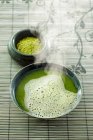 Thé matcha vapeur et poudre de matcha — Photo de stock