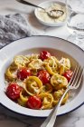Hausgemachte Spinat-Ricotta-Tortellini mit Kirschtomaten — Stockfoto