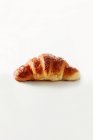 Frisches Croissant auf weißem Hintergrund — Stockfoto