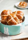 Hot cross buns in an Easter tin (Easter baking, England) — Stock Photo