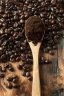 Grains de café avec café moulu — Photo de stock