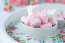Marshmallow em forma de coração em uma tigela — Fotografia de Stock