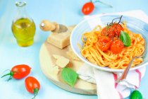 Linguine with roasted tomatoes — Stock Photo
