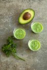 Зеленый авокадо и коктейли из петрушки — стоковое фото