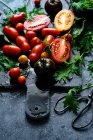 Tomates y hojas verdes - foto de stock