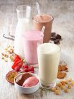 Ein Schokoladen-Milchshake, ein Erdbeer-Milchshake und ein Vanille-Milchshake — Stockfoto
